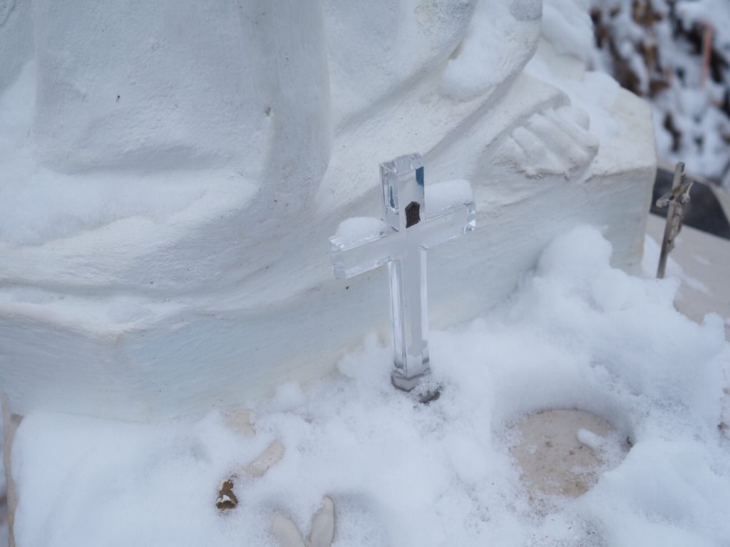 真っ白で誰もいない 真冬のリトアニア 十字架の丘は神秘的な幻想の世界 ミズイロノタビ