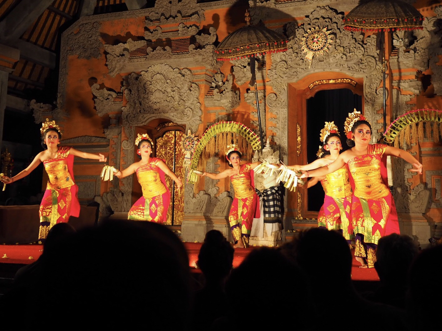 華麗なダンスが感動的！バリ島のウブド王宮で伝統舞踊を鑑賞した - ミズイロノタビ