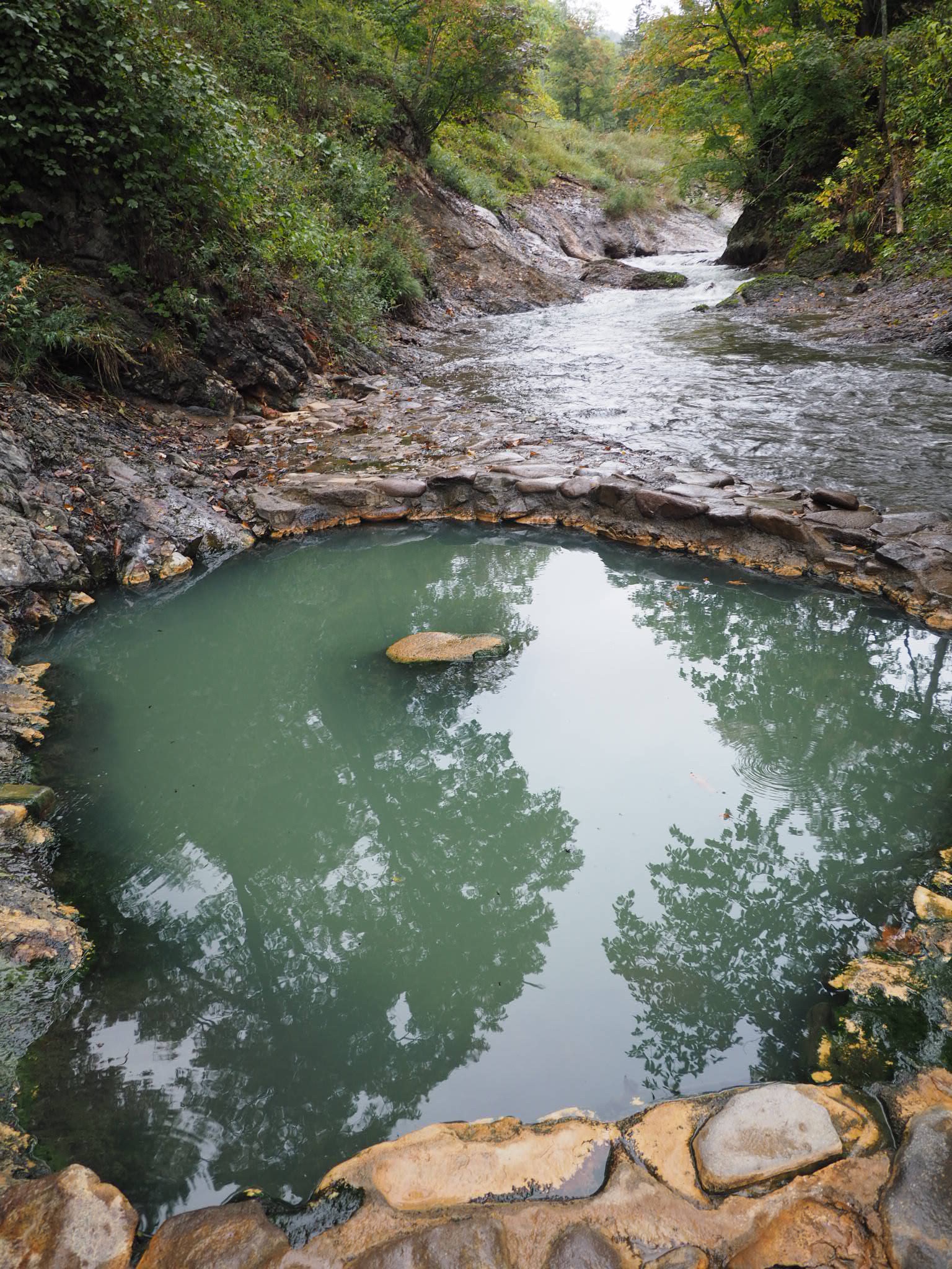 川のすぐそばの混浴露天風呂！北海道中標津町の大自然に囲まれた野湯「養老牛温泉 からまつの湯」に魅了された