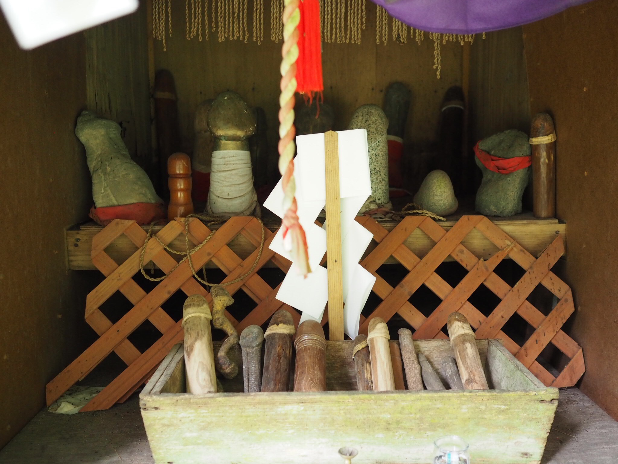 巨大にそそり立つ男根たち 日本昔ばなし マヨヒガ を求めて遠野を彷徨えば程洞稲荷神社のコンセイサマへたどり着いた ミズイロノタビ