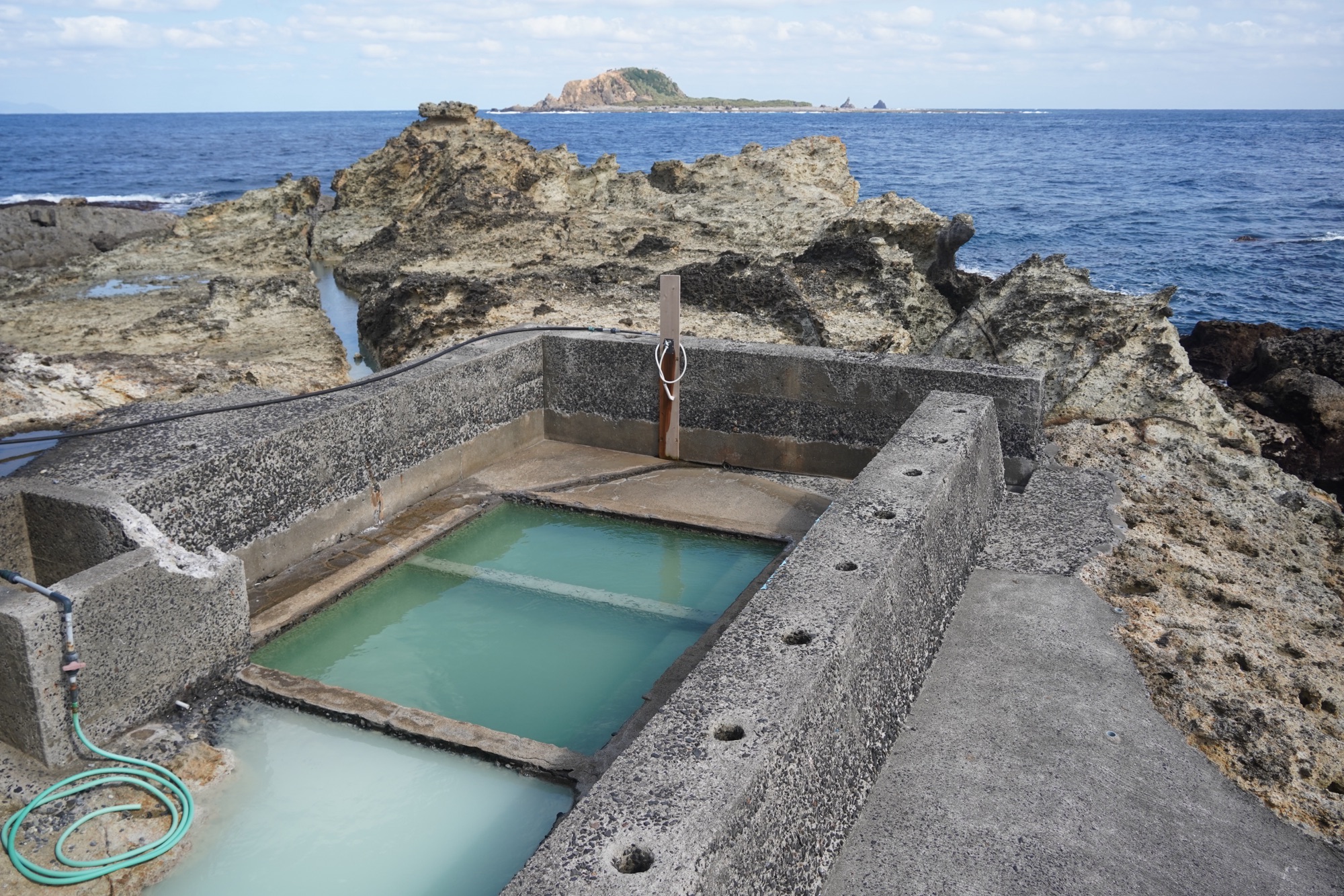 絶海の孤島にある絶景露天風呂!トカラ列島小宝島「湯泊温泉」は大海原